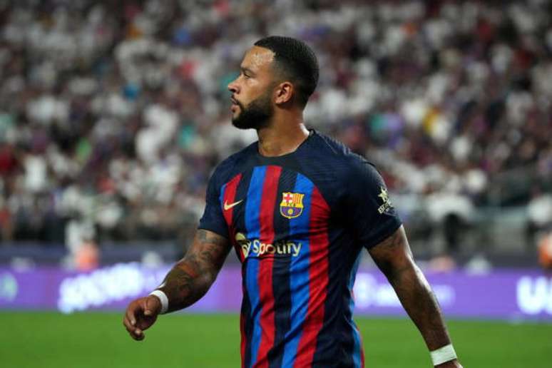 Depay perdeu espaço no Barcelona depois da chegada de Xavi ao comando