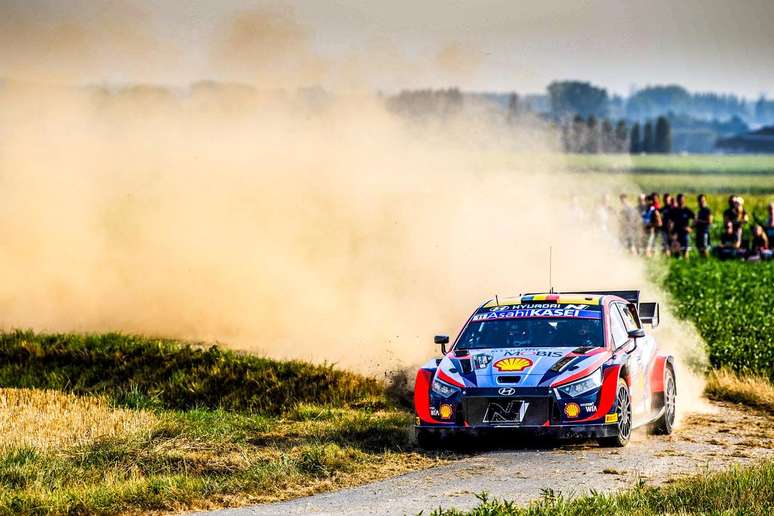 Thierry Neuville aparece na frente em casa, na Bélgica 