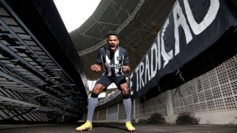 Vítor levou Junior Santos até o fosso do Estádio Nilton Santos para tirar as fotografias (Foto: Vitor Silva / Botafogo)