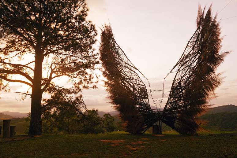 No jardim Uaná Etê, os canteiros estão integrados a peças de arte ecológicas.