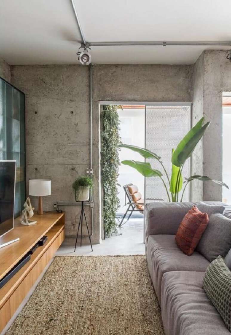 8. O rack de madeira traz um toque r&uacute;stico para o ambiente. Fonte: ArchDaily