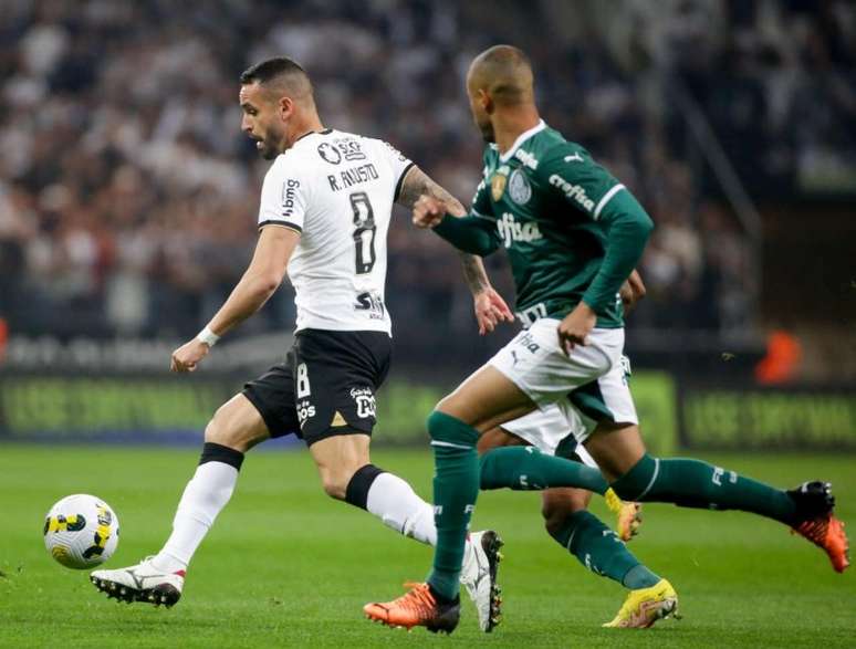 Renato em ação no Dérbi contra o Palmeiras (Foto: Rodrigo Coca / Agência Corinthians)