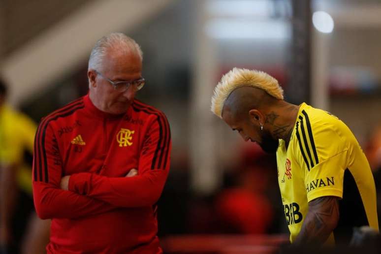 Dorival Júnior e Vidal durante atividade nesta sexta-feira, no Ninho do Urubu (Foto: Gilvan de Souza/Flamengo)