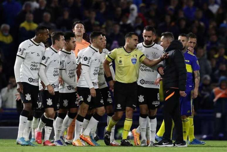 Treinador corintiano saiu em defesa do Corinthians contra o Boca na fase de grupos (Foto: AFP)