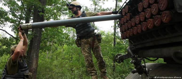 Forças ucranianas carregam mísseis em um lançador de origem soviética