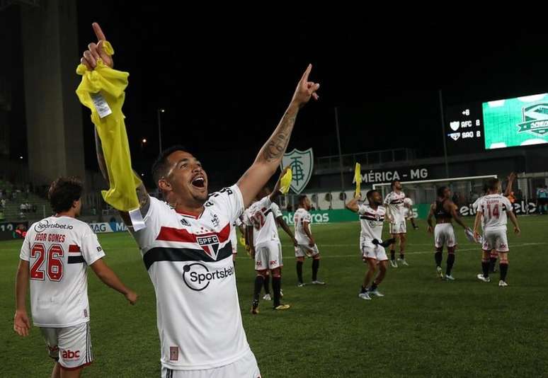 Luciano comemora com a torcida no Independência a classificação tricolor (Foto: Rubens Chiri/São Paulo FC)