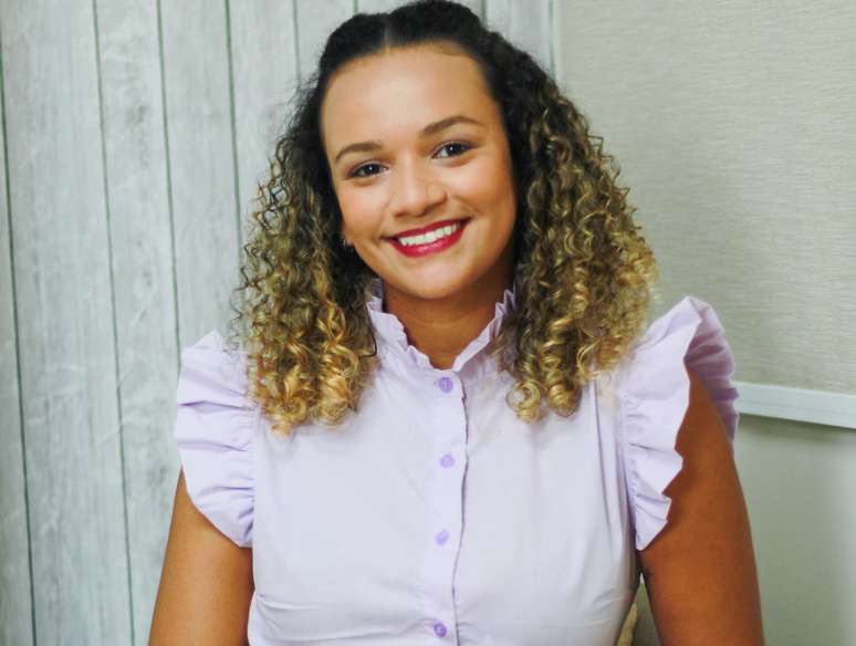 A psicóloga Clarissa Gomes reflete a psicofobia também com recorte nas questões de raça