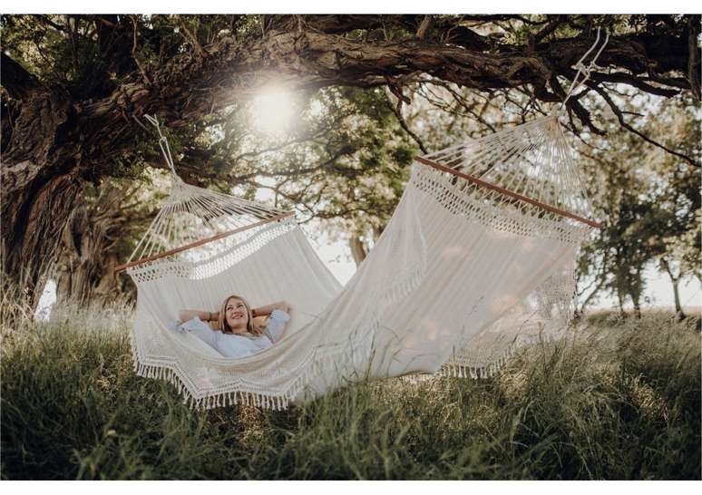 Se voc&ecirc; est&aacute; procurando uma solu&ccedil;&atilde;o alternativa de assento para suas ideias de jardim boho, que tal optar por uma rede?