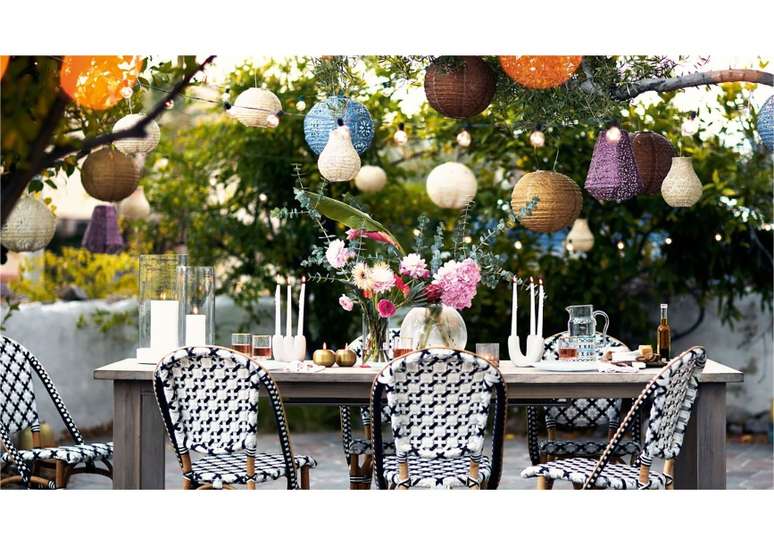 Pendure decora&ccedil;&otilde;es em galhos de &aacute;rvores e cercas e crie uma festa no jardim cheia de maravilhas.