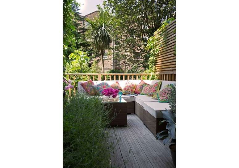 Adicione vida com almofadas coloridas.