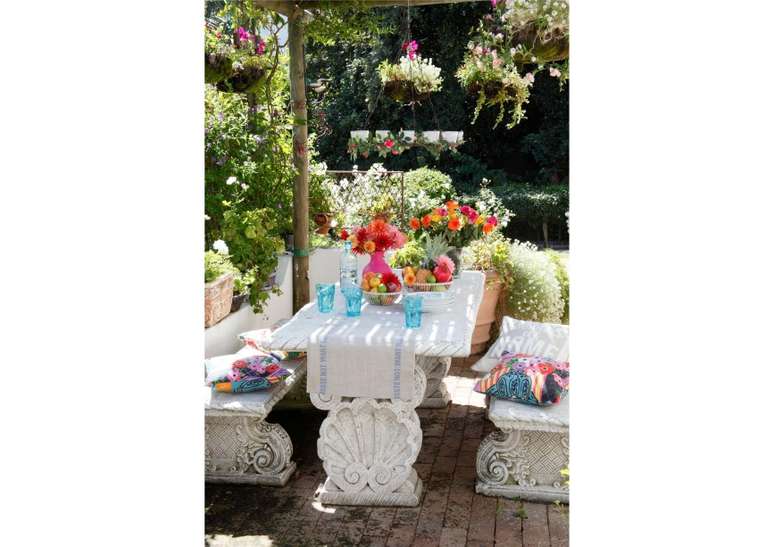 Complemente m&oacute;veis claros com cores vibrantes.