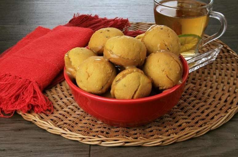 Um bolo de fubá muito fácil para um lanche rápido