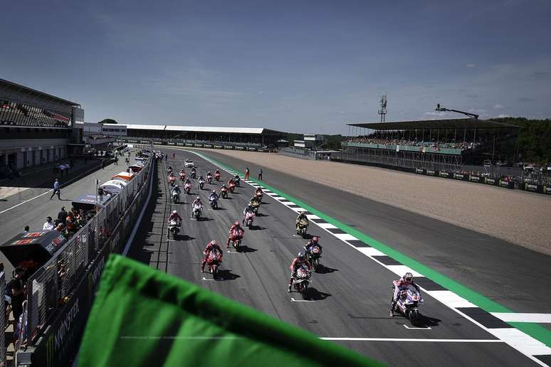 Largada da MotoGP em Silverstone 