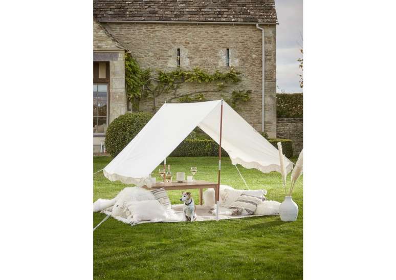 Crie um lugar chique para sentar com uma tenda.