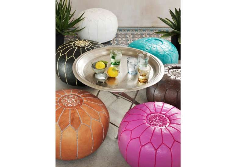 Crie um clima descontra&iacute;do com bancos baixinhos.