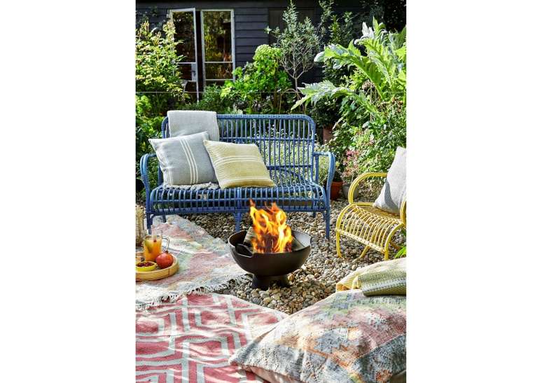 Misturar e combinar padr&otilde;es e texturas &eacute; crucial para um espa&ccedil;o l&uacute;dico, ent&atilde;o coloque tapetes ao ar livre, crie pilhas de almofadas de ch&atilde;o e prepare-se para se acomodar com sua tribo de amigos.