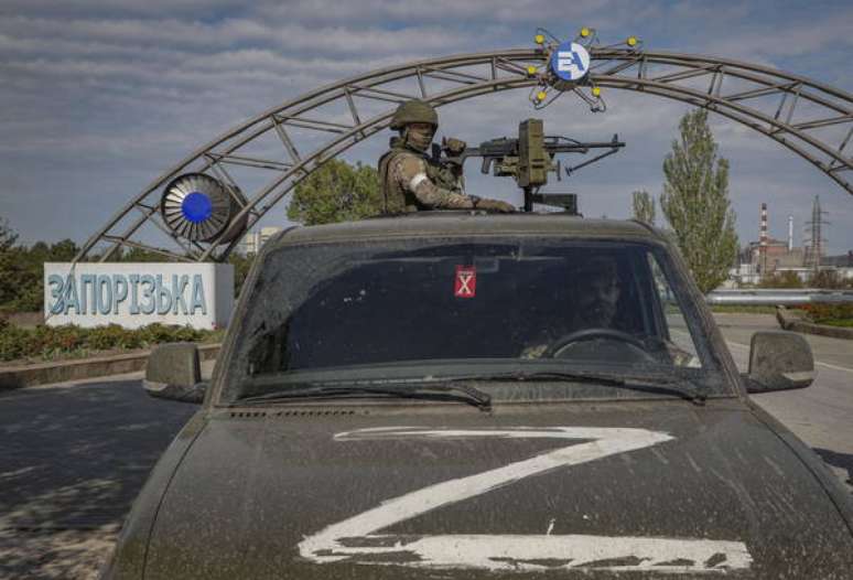 Veículo militar russo na central nuclear de Zaporizhzhia