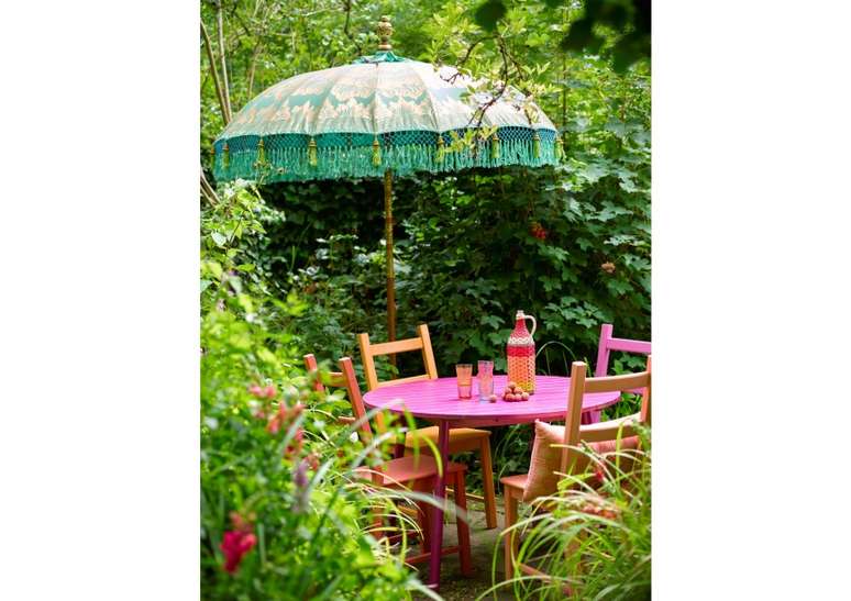 A cor &eacute; fundamental quando se trata de ideias de jardins boho. Ent&atilde;o, se seus m&oacute;veis est&atilde;o um pouco sem gra&ccedil;a, por que n&atilde;o dar um novo visual arrojado?