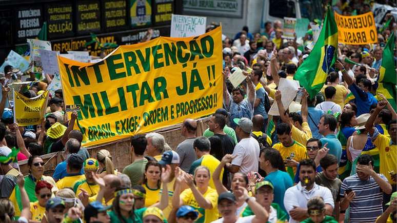 Depois dos megaprotestos em 2013, Brasil assistiu a nova onda de manifesta&ccedil;&otilde;es em 2015 pedindo o impeachment de Dilma Rousseff e at&eacute; interven&ccedil;&atilde;o militar