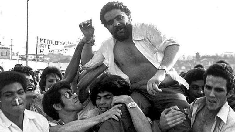 Lula come&ccedil;ou sua carreira pol&iacute;tica como l&iacute;der sindical representando metal&uacute;rgicos da regi&atilde;o do ABC paulista