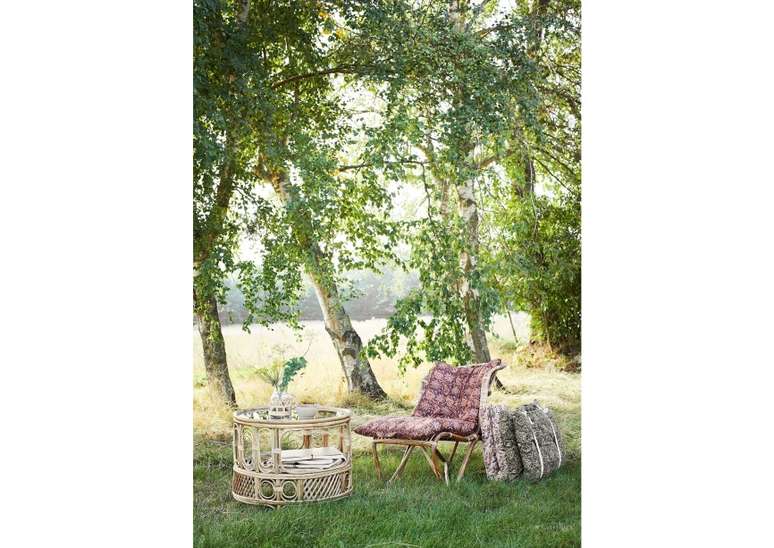 Combine detalhes estampados com materiais naturais.