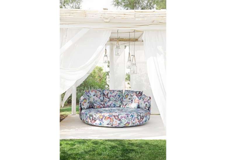 Invista em um sof&aacute; com estampa florida. E porque n&atilde;o arrematar tudo com um telhado e cortinas fluidas?