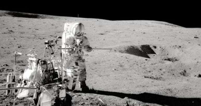Alan Shepard jogando golfe na Lua durante a missão Apollo 14 (Foto: Reprodução/NASA)