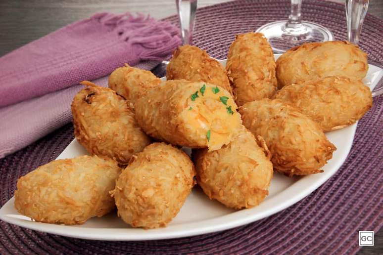 Bolinho de camarão com coco | Foto: Guia da Cozinha