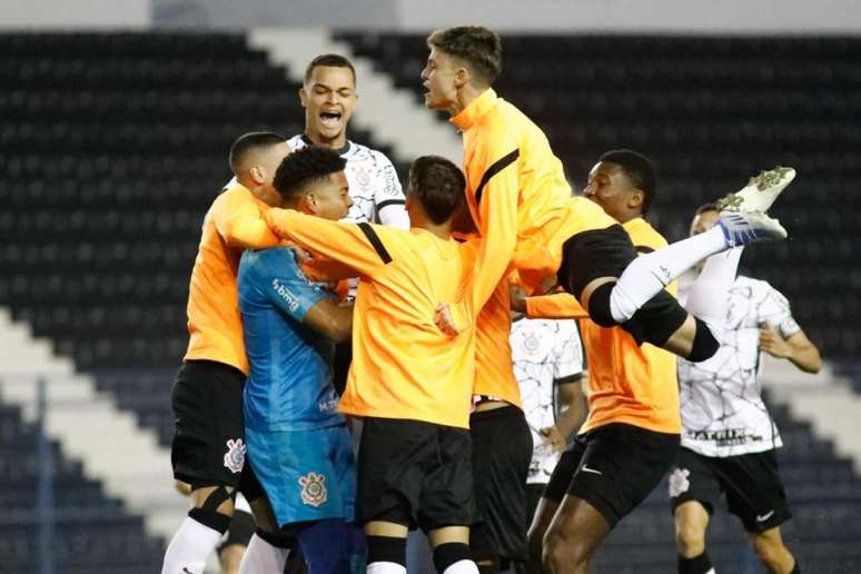 Kauê brilhou defendendo um pênalti na decisão contra o Coelho (Foto: Rodrigo Gazzanel/Ag.Corinthians)