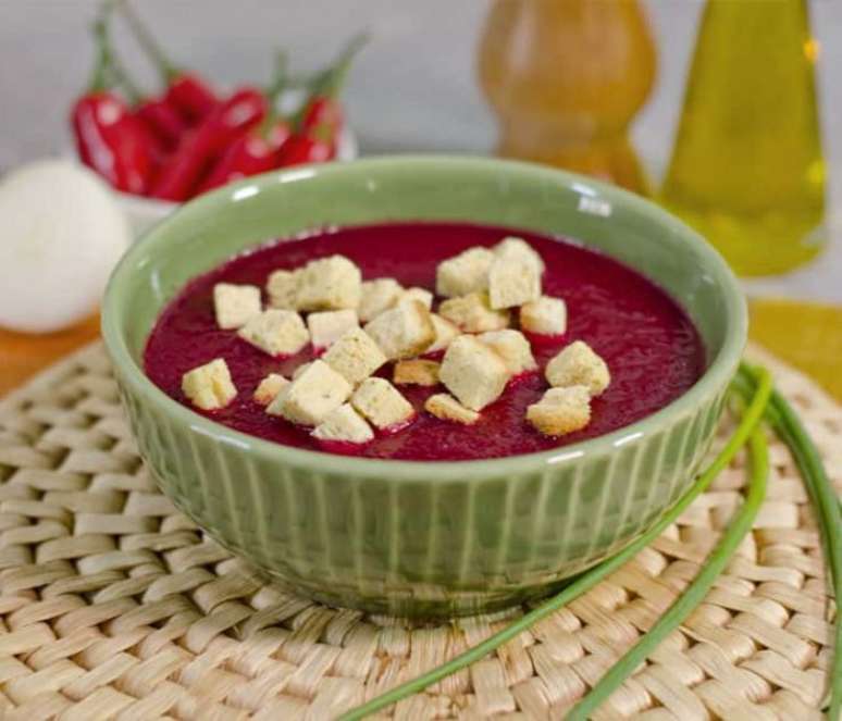 Caldo vegetariano de beterraba (Reprodu&ccedil;&atilde;o / Guia da Cozinha)