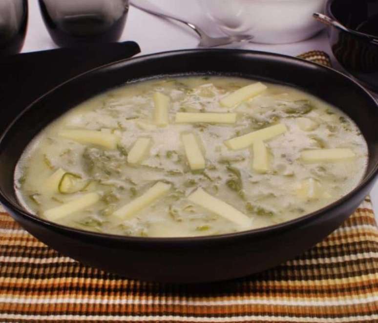 Caldo vegetariano de fub&aacute; com couve e queijo (Reprodu&ccedil;&atilde;o / Guia da Cozinha)
