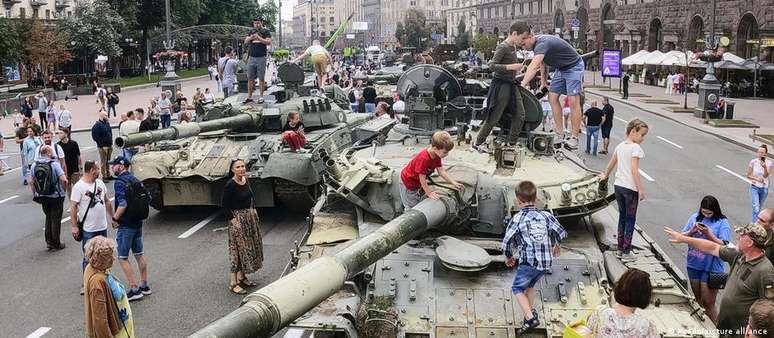 Crianças e adultos de Kiev observam tanques russos capturados