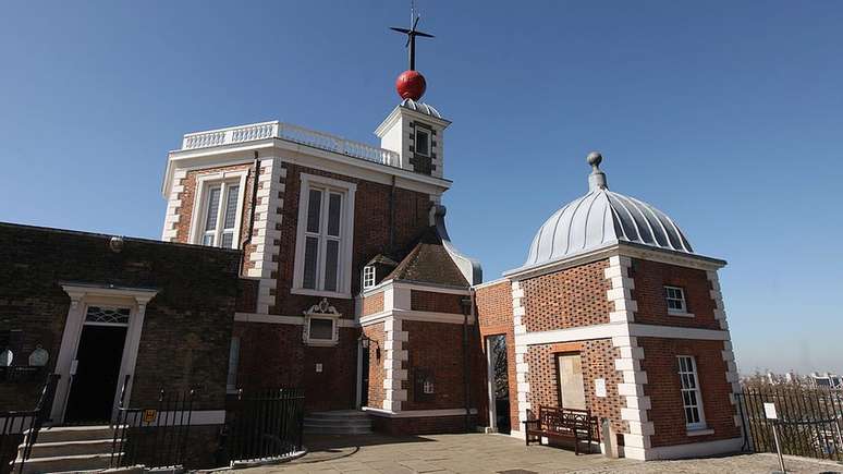 A bola vermelha do Observatório Real de Greenwich ainda é usada para anunciar a hora certa em Londres, caindo no mastro exatamente às 13h todos os dias — já o relógio Shepherd, no portão do observatório, marca a hora GMT para o público