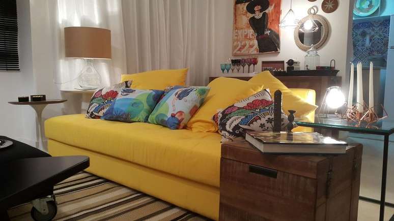 22. Sof&aacute;s de cor amarela s&atilde;o lindos. Projeto de L&uacute;cio Nocito