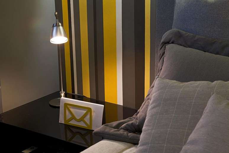 68. Papel de parede listrado que contenha a cor amarela deixa tudo muito bonito. Projeto de Eduarda Corr&ecirc;a