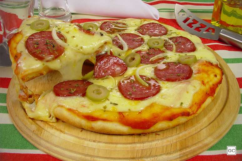 Pizza de calabresa de liquidificador | Foto: Guia da Cozinha