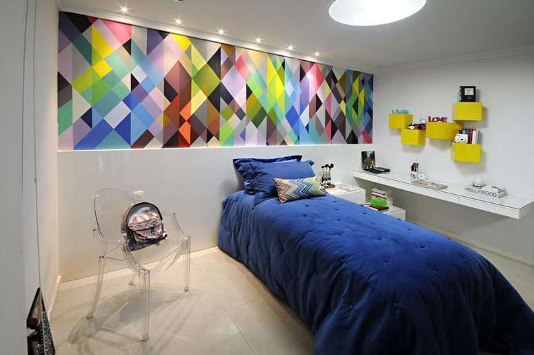 31. Este quarto harmoniza a cor amarela com um painel mega colorido. Projeto de Tatiana Coutinho e Roberta Vilela