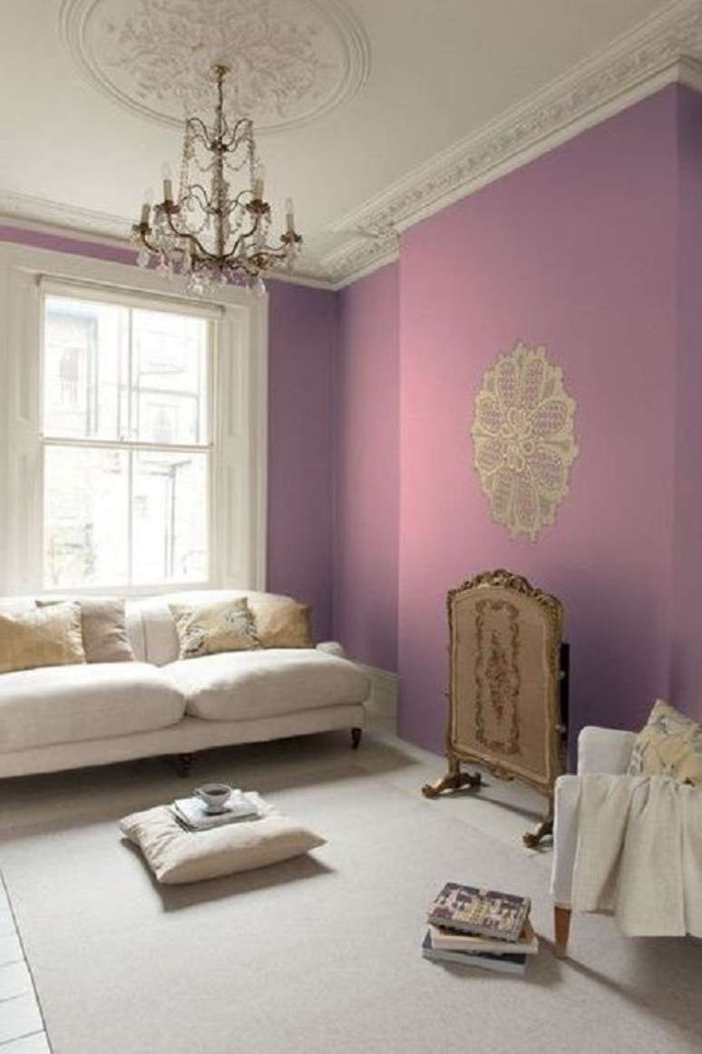 60. Sala com parede cor roxa &ndash; Foto Maison 20 minutes