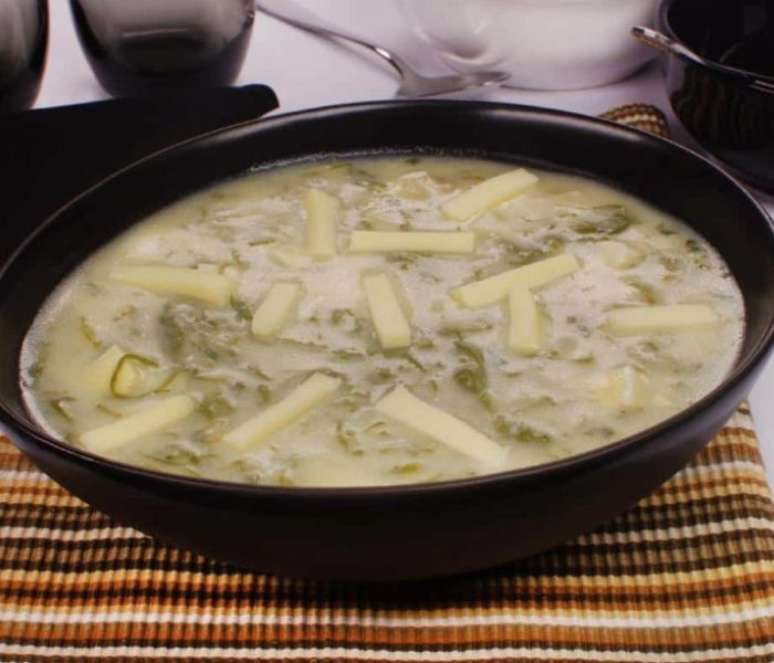 Caldo vegetariano de fubá com couve e queijo (Reprodução / Guia da Cozinha)