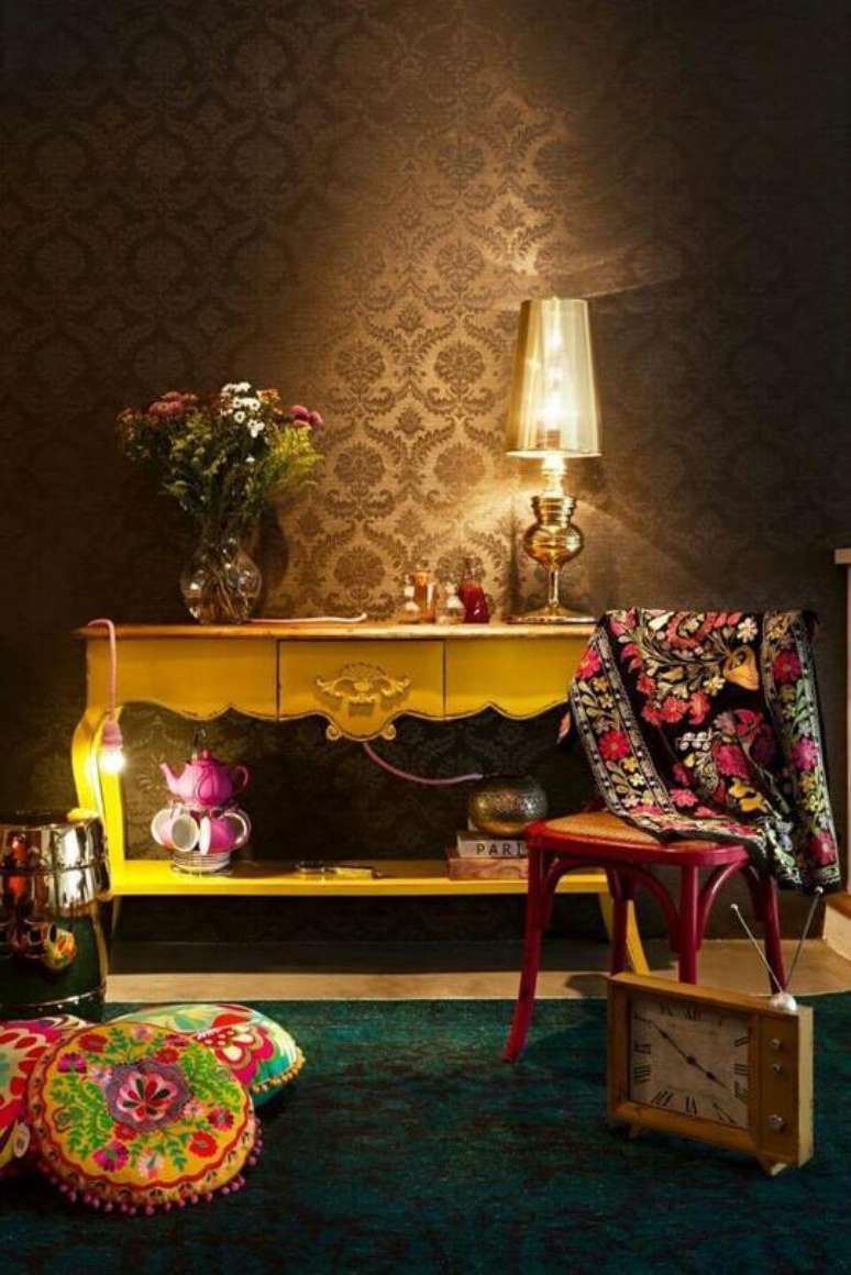 48. Decora&ccedil;&atilde;o cl&aacute;ssica tamb&eacute;m pode ter elementos com a cor amarela. Projeto de Andrea Lenz