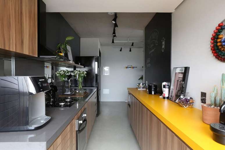 39. Bancadas de cor amarela tamb&eacute;m s&atilde;o muito comuns. Projeto de SP Estudio