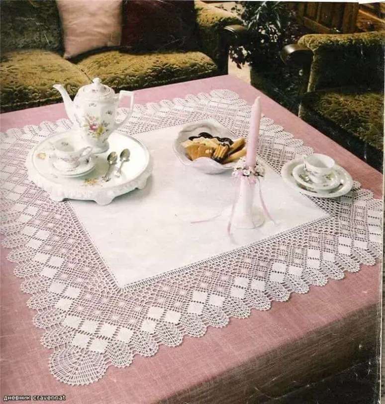 16. Bico de toalha de mesa de croch&ecirc; quadrada e super delicada. Fonte: Revista Artesanato