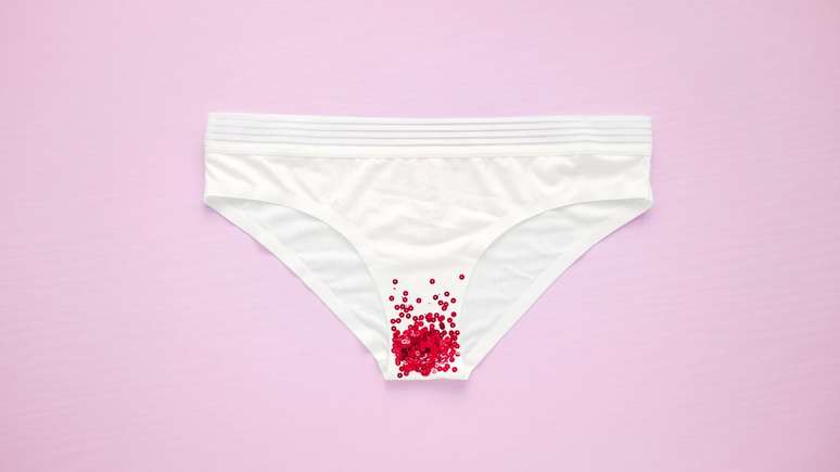 A primeira menstruação costuma ocorrer entre 10 e 14 anos (Créditos: Shutterstock)