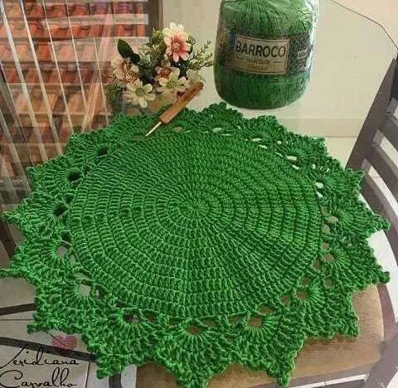 64. Modelo de toalha de mesa de croch&ecirc; em tom verde. Fonte: @crocheoficial_