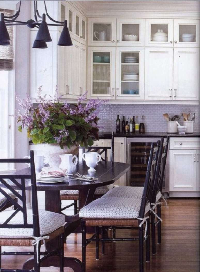 18. Cozinha com revestimento roxo na parede &ndash; Foto Ariyona Interior