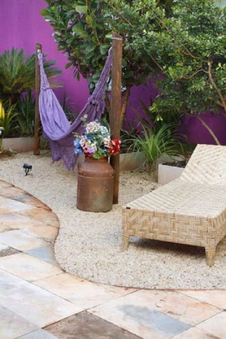 64. &Aacute;rea externa com parede roxa e m&oacute;veis bege &ndash; Foto Jeito de Casa