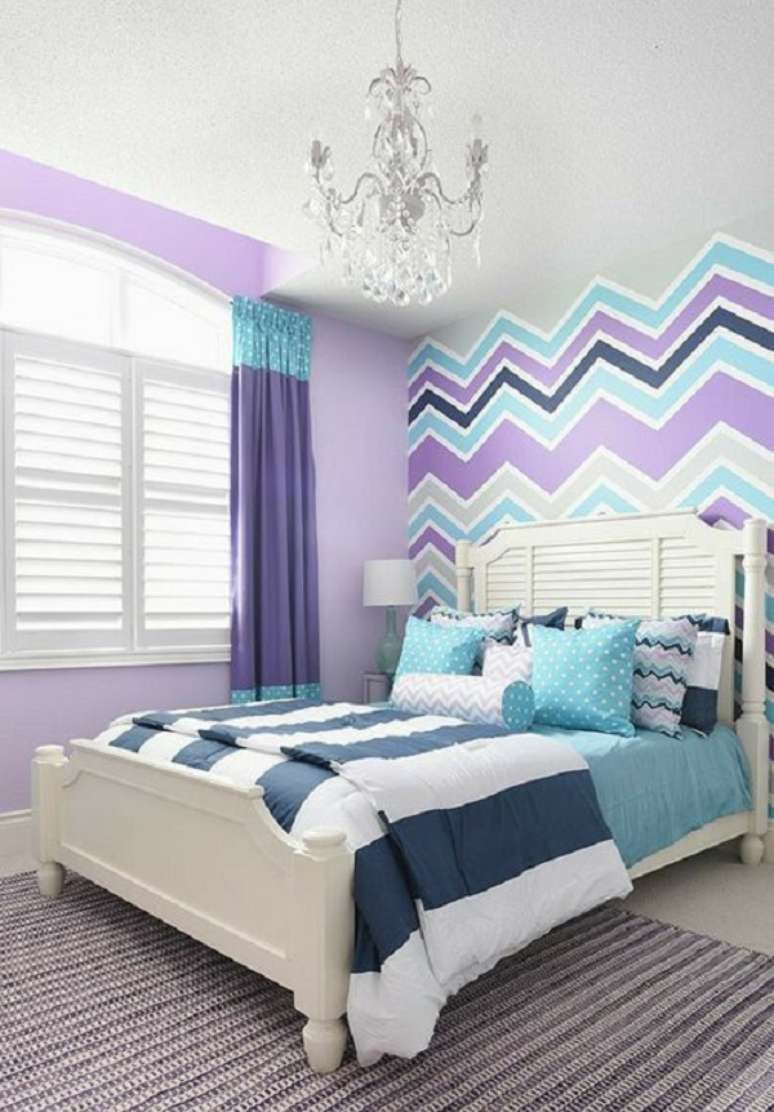 22. Papel de parede roxo e azul para quarto moderno &ndash; Foto Houzz