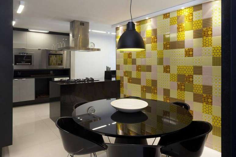 60. Azulejos de cor amarela&nbsp;tamb&eacute;m s&atilde;o muito populares.&nbsp;Projeto de SAINZ Aquitetura