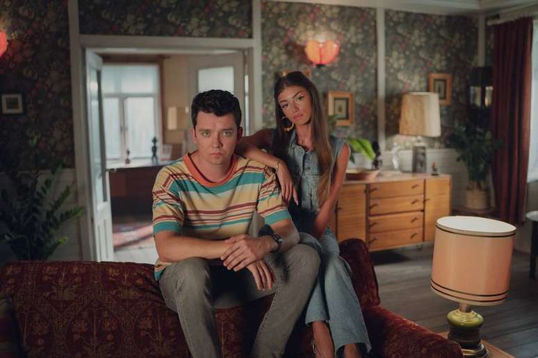 Asa Butterfield (Otis) e Mimi Keene (Ruby) em imagem das gravações da 4ª temporada de 'Sex Education'.