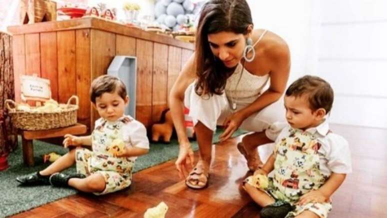 Pedro e João, de 1 ano e 4 meses, são filhos de Andréia Sadi e André Rizek.